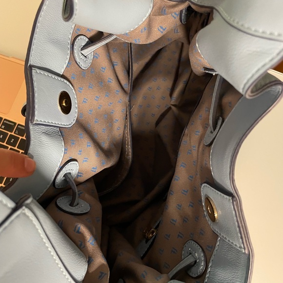 I bought this bag in Italy and only wore it once. it is extremely beautiful! - Picture 3 of 4